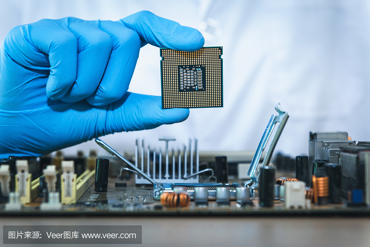 近距離肖像的計算機(jī)工程師的手是拿著中央處理器的計算機(jī)